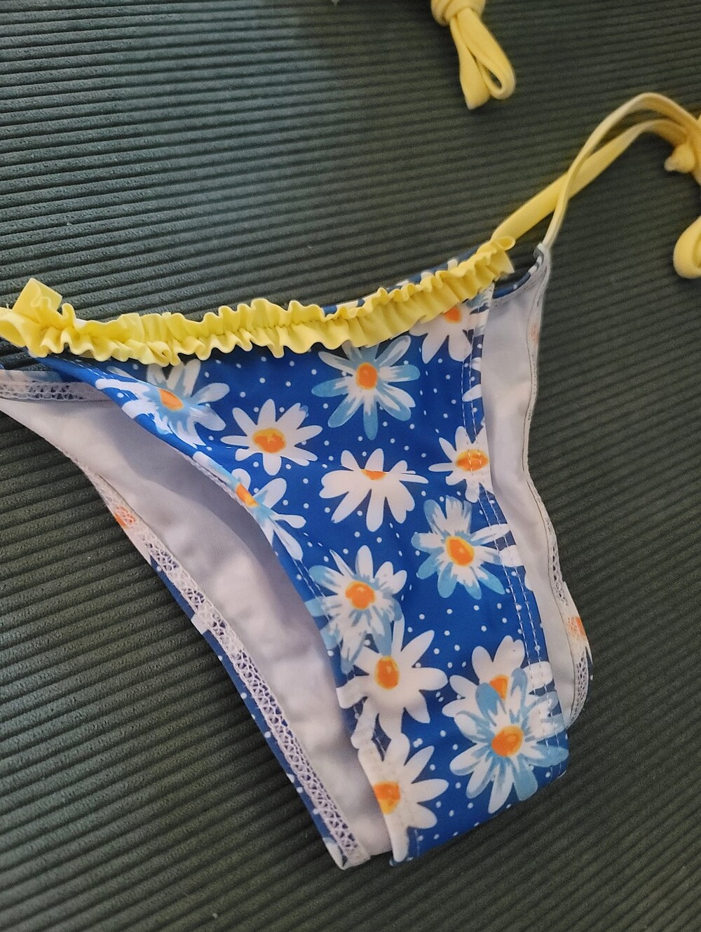 Retro Style Daisy Ruffle Bikini Set Size Small - Picture 3 of 9